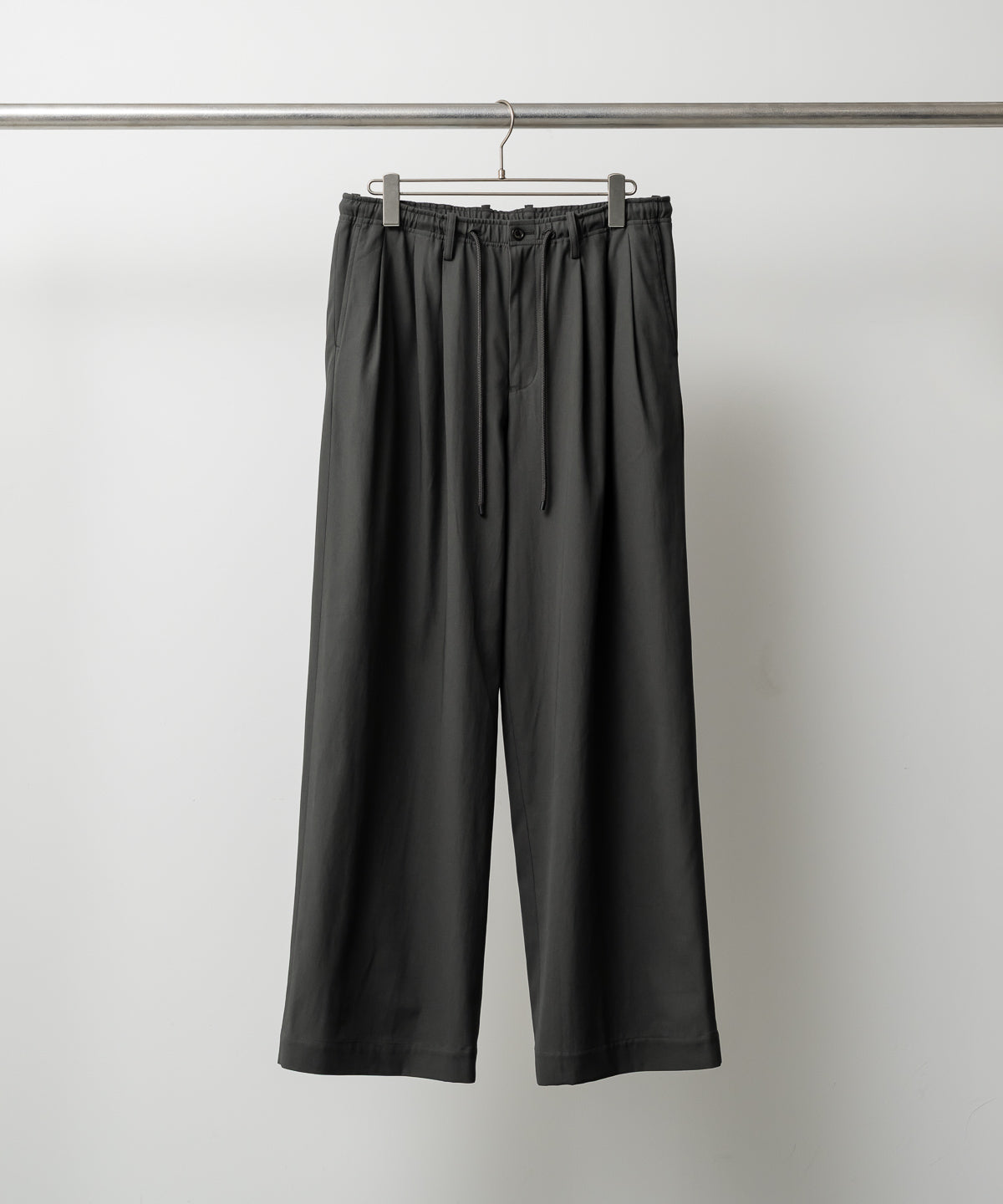 TRIPLE PLEATED EASY TROUSERS