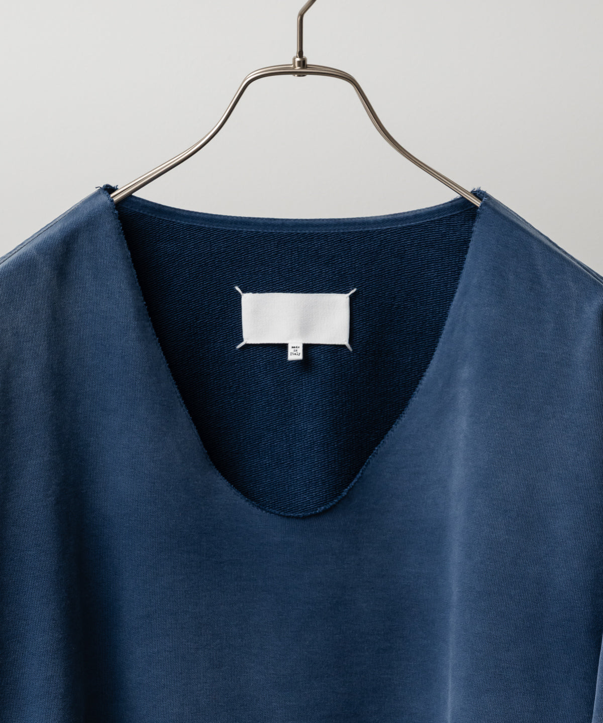 【店舗限定商品】WASHED V-NECK SWEATSHIRT