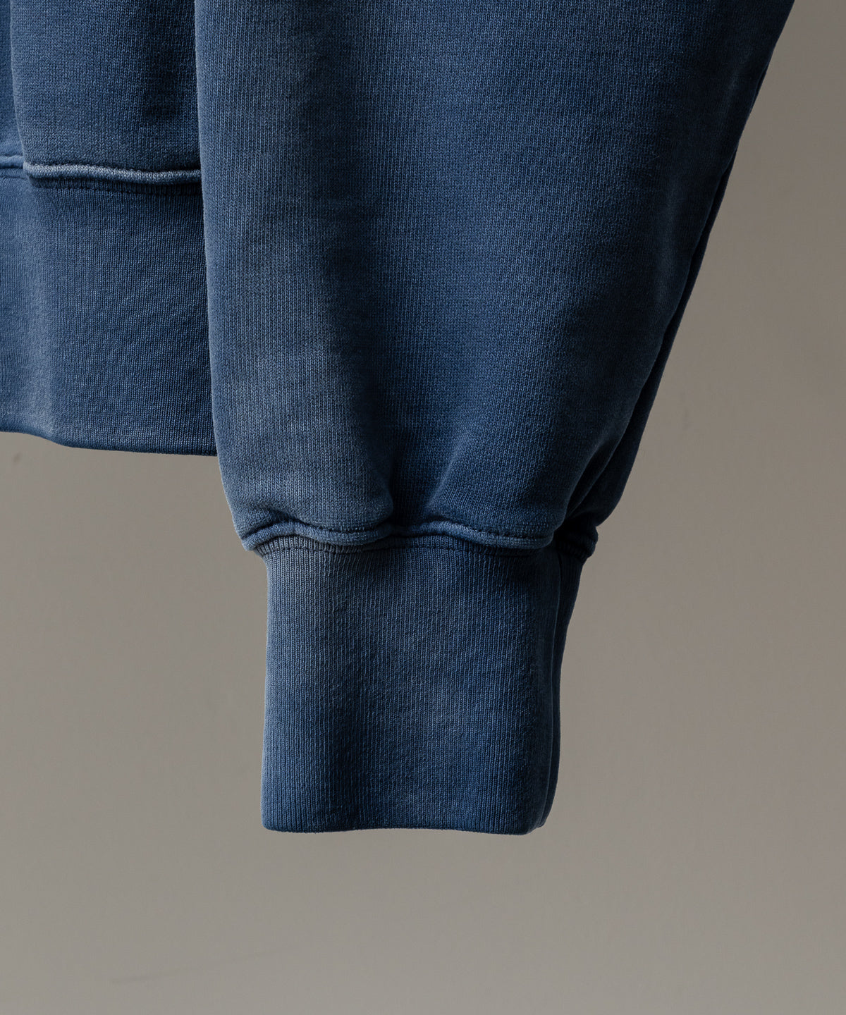 【店舗限定商品】WASHED V-NECK SWEATSHIRT