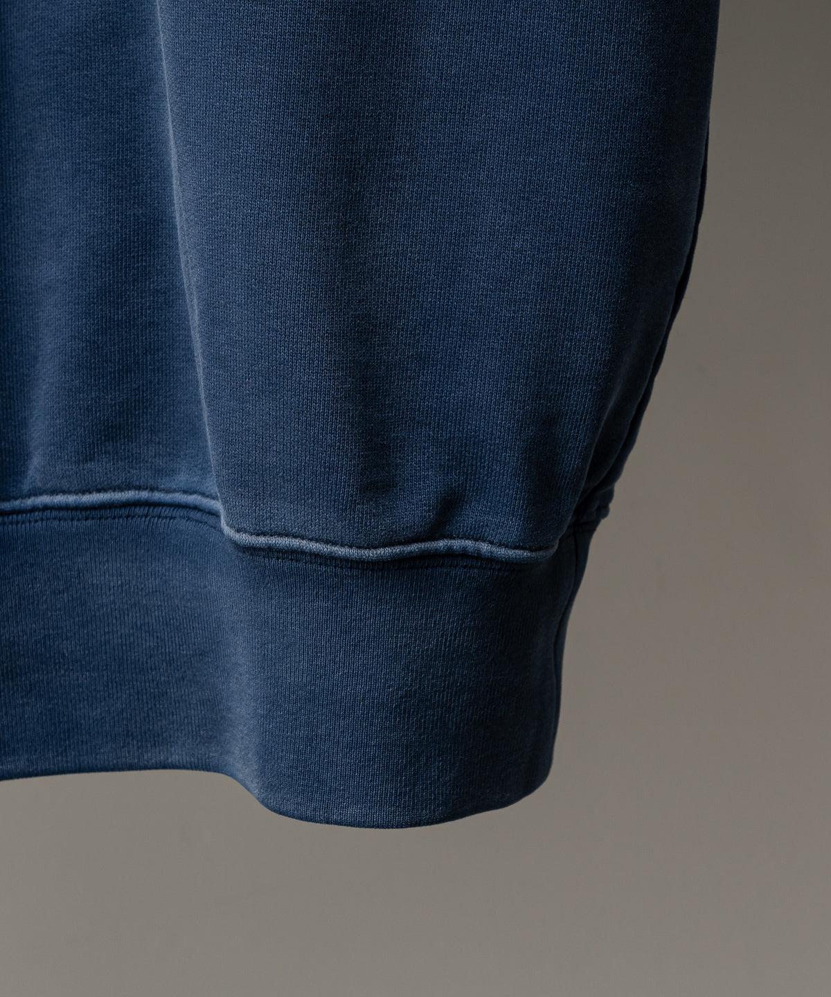 【店舗限定商品】WASHED V-NECK SWEATSHIRT