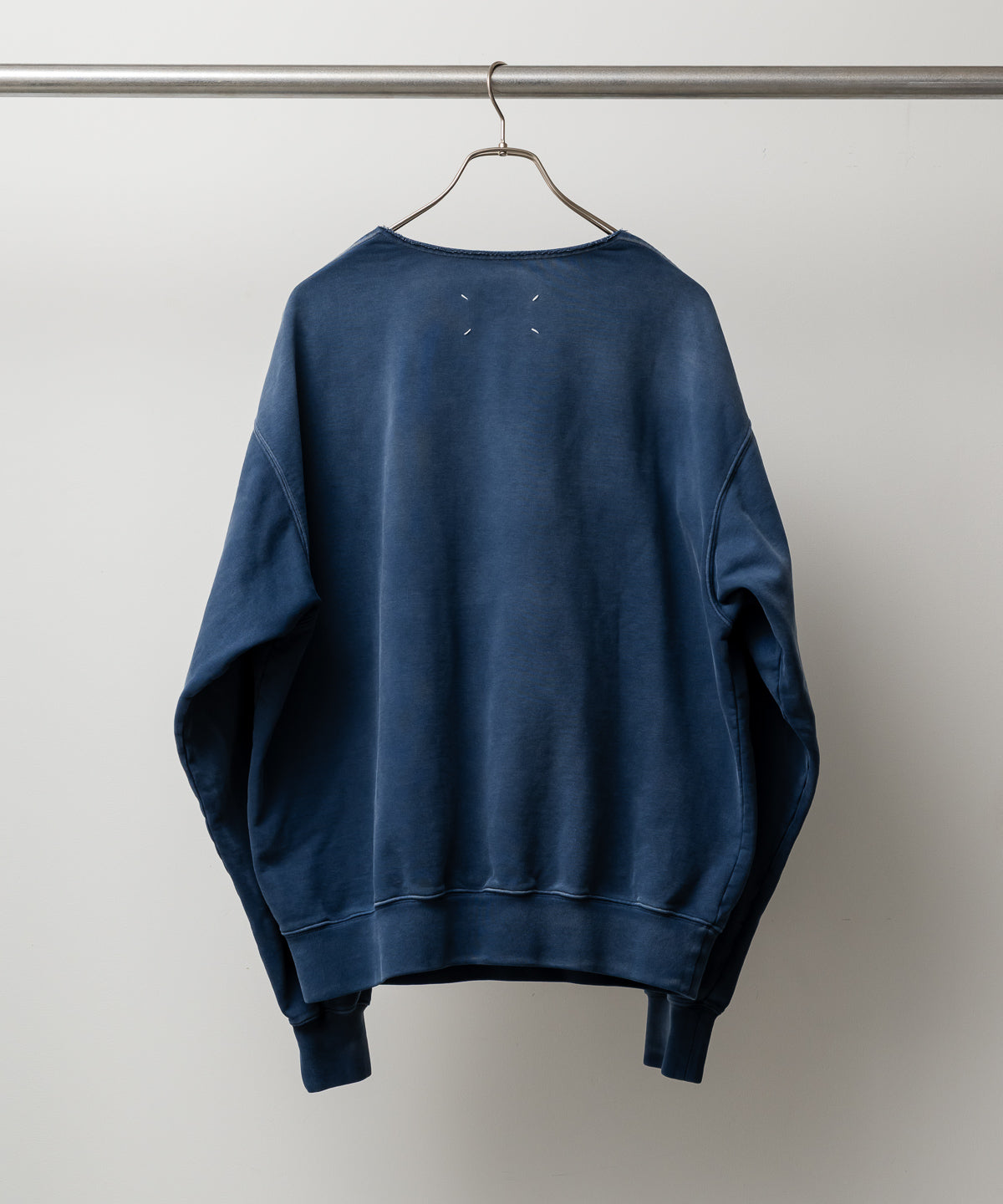 【店舗限定商品】WASHED V-NECK SWEATSHIRT
