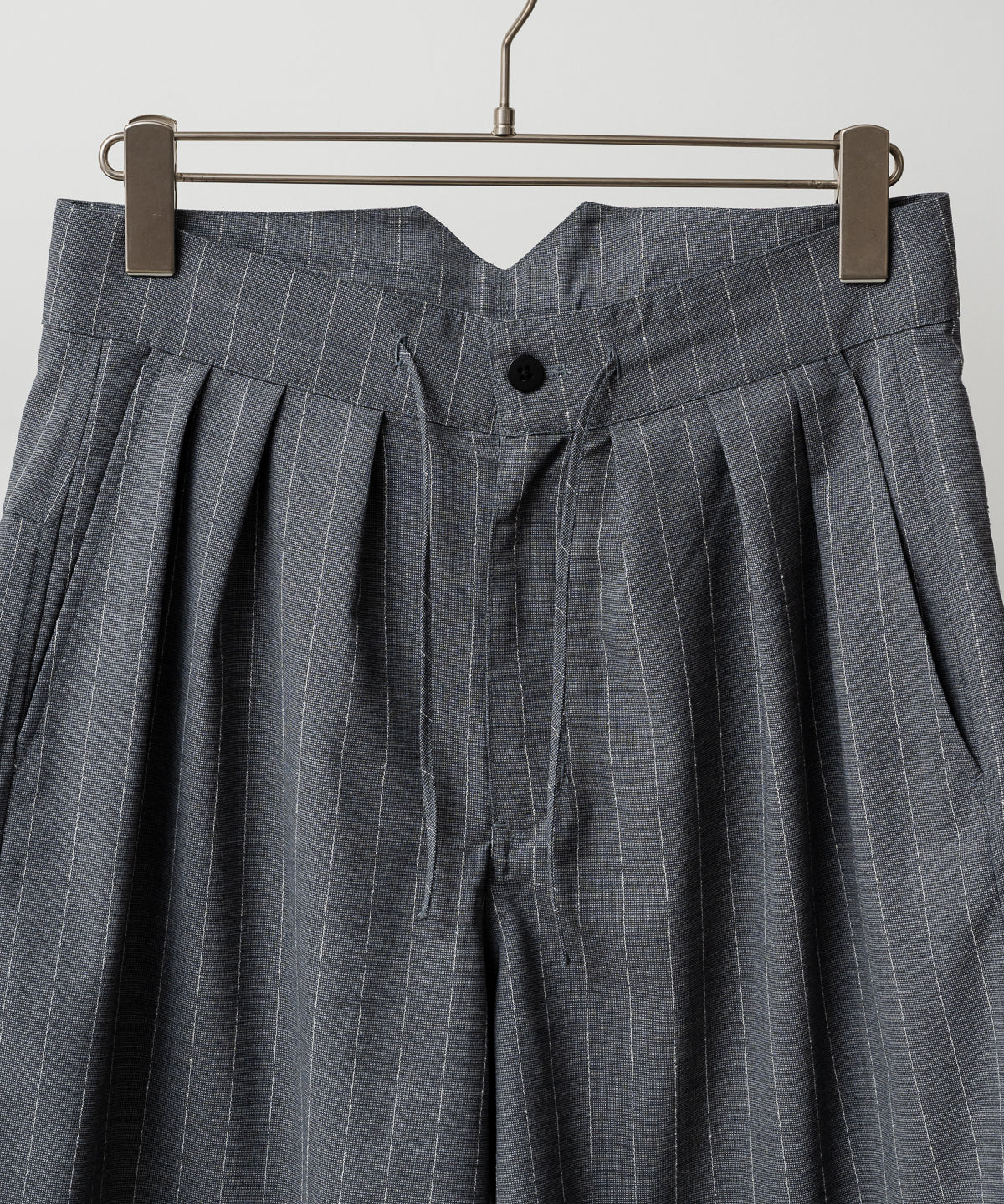 RESEARCHED 3/4 EASY SLACKS / WOOL SATIN CHALK STRIPE