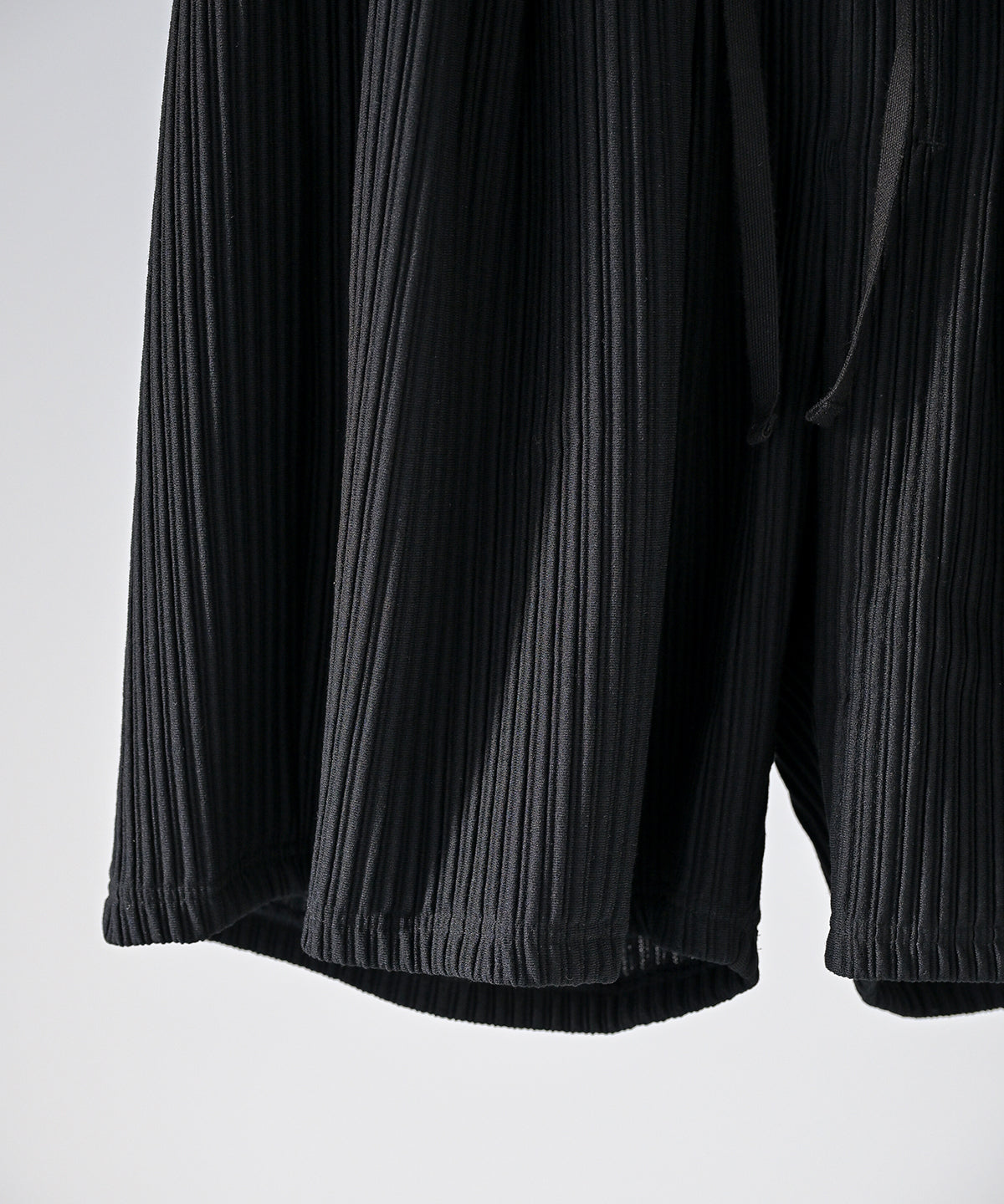 WRINKLED STRIPE TUCK SHORT PANTS