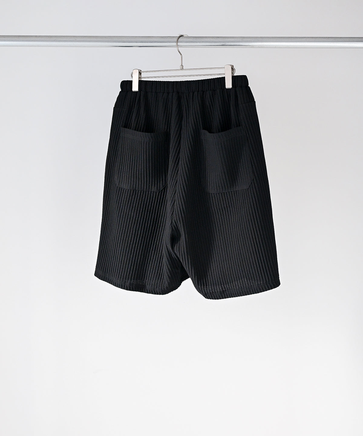 WRINKLED STRIPE TUCK SHORT PANTS