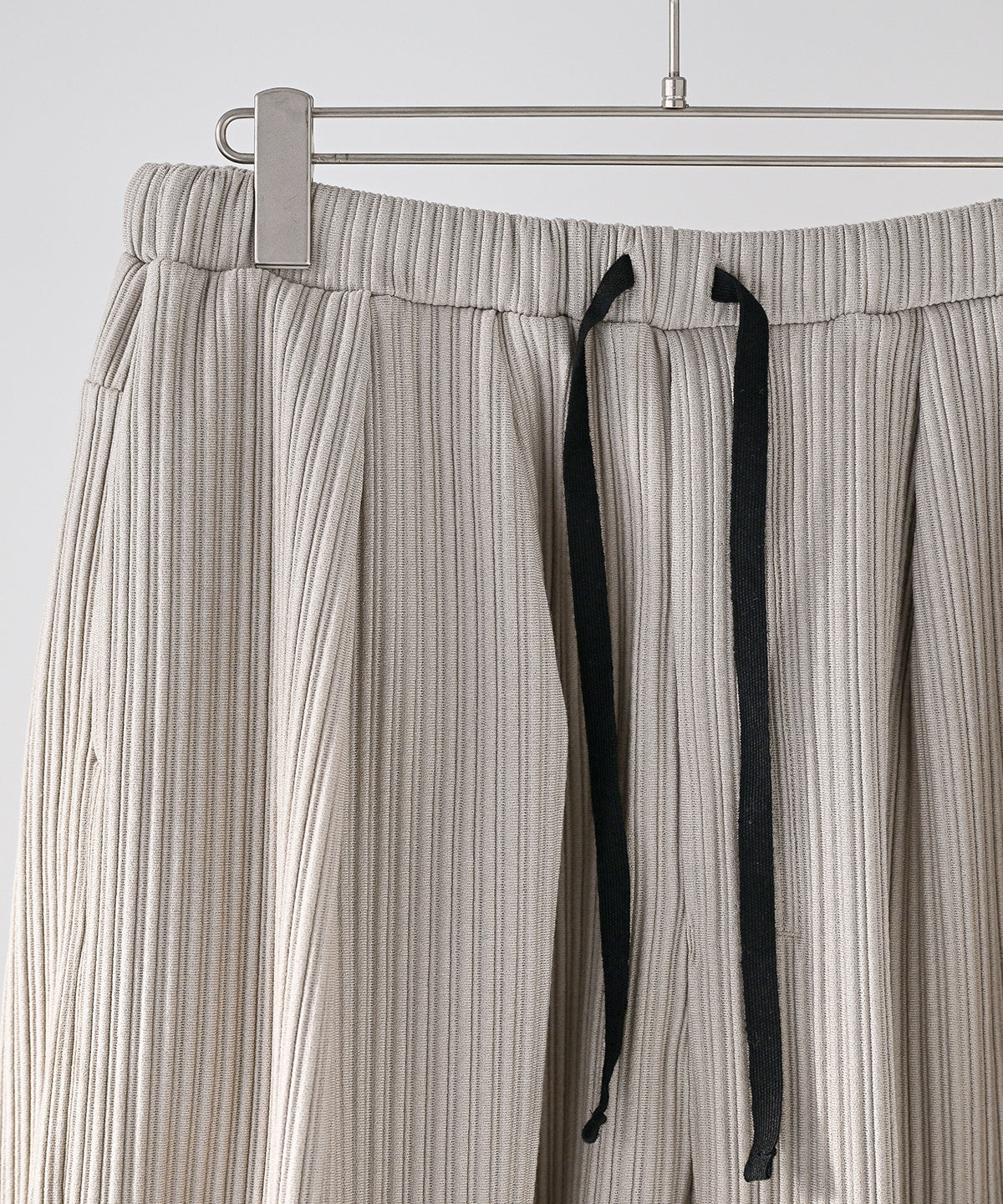 WRINKLED STRIPE TUCK SHORT PANTS