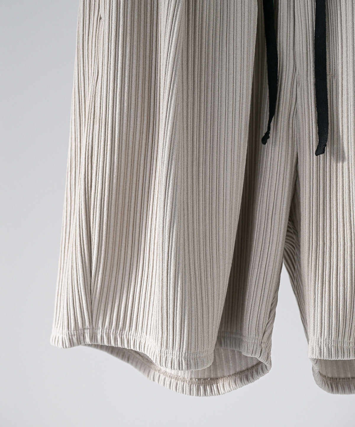 WRINKLED STRIPE TUCK SHORT PANTS