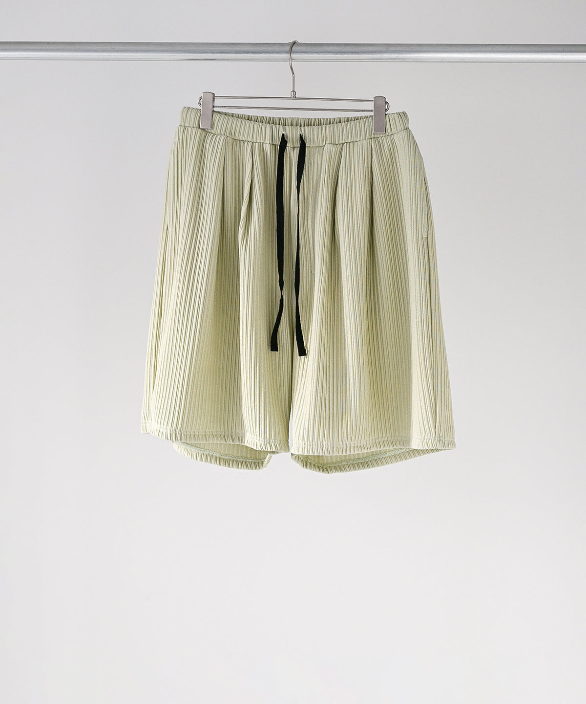 WRINKLED STRIPE TUCK SHORT PANTS