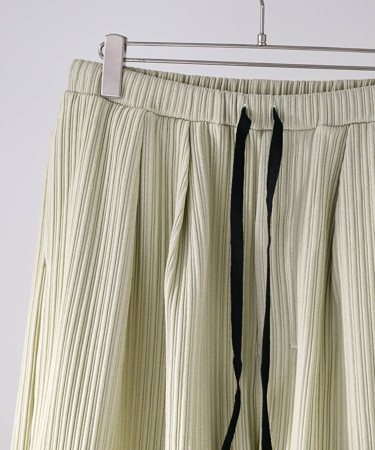 WRINKLED STRIPE TUCK SHORT PANTS