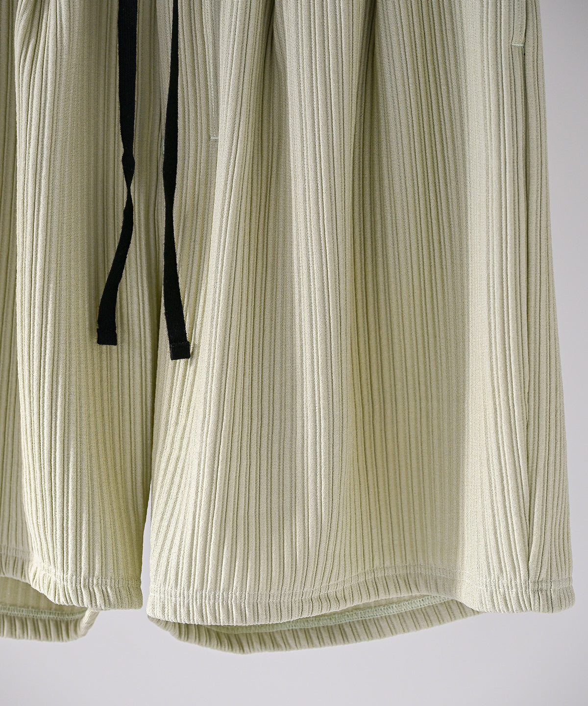 WRINKLED STRIPE TUCK SHORT PANTS