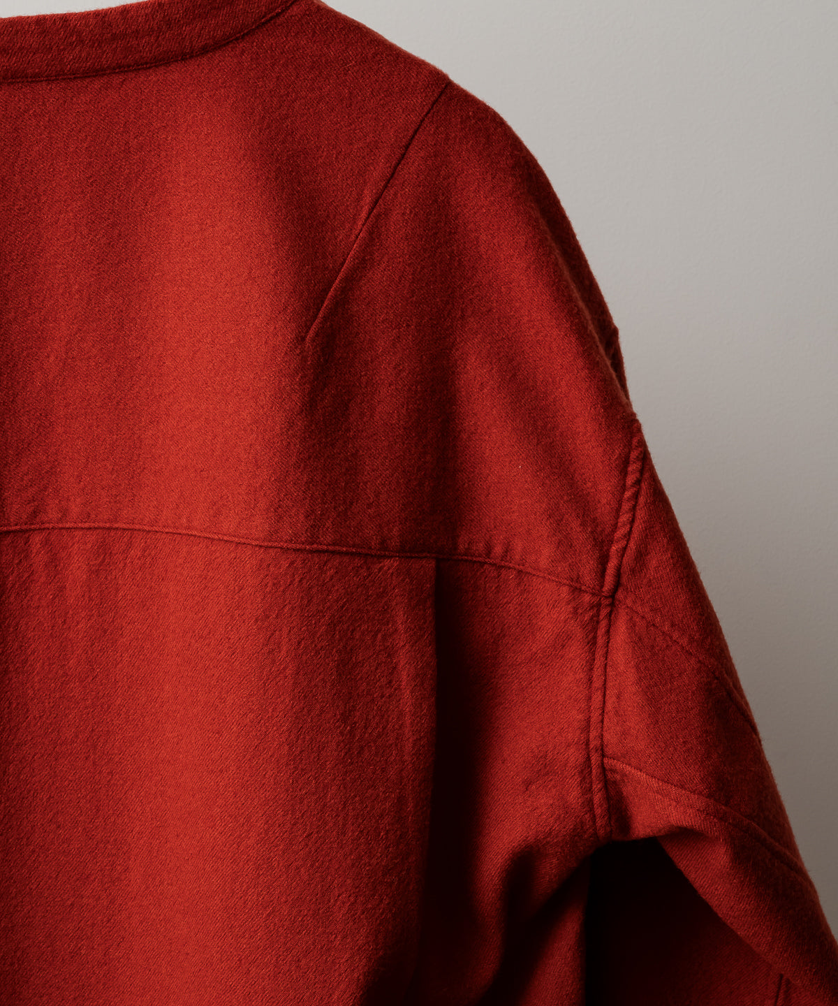 SHRINK WOOL NO-COLLAR TAILORED SHIRT