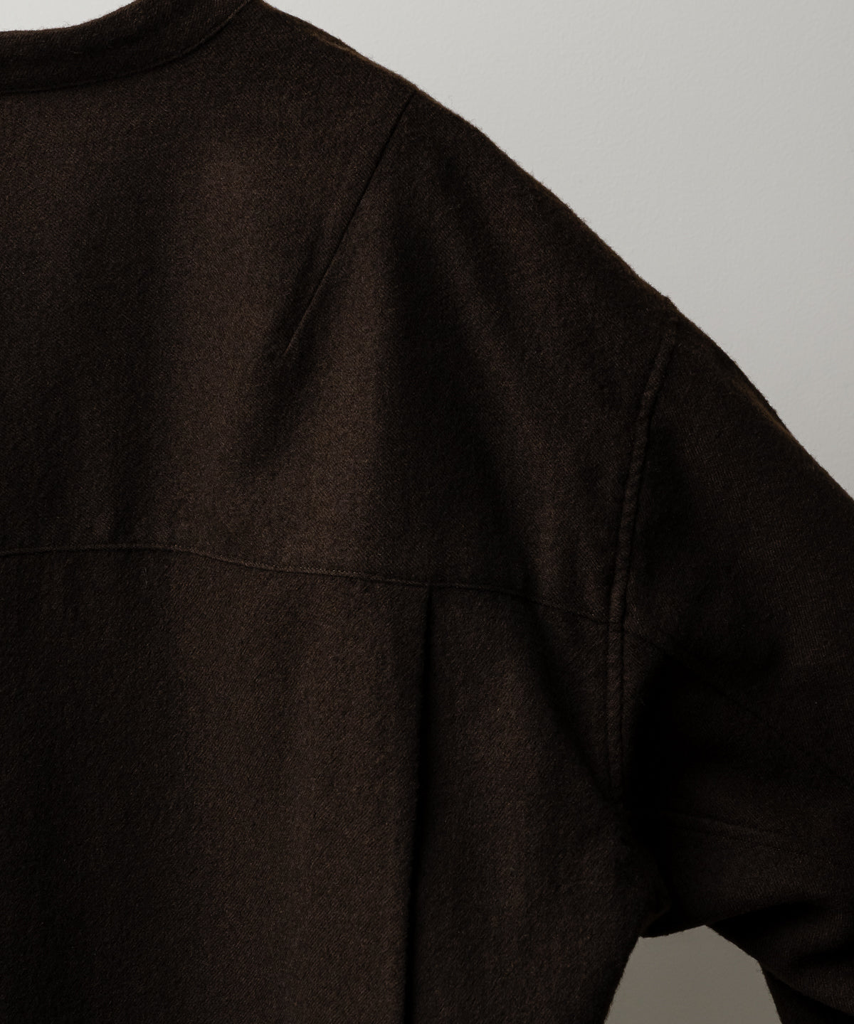SHRINK WOOL NO-COLLAR TAILORED SHIRT