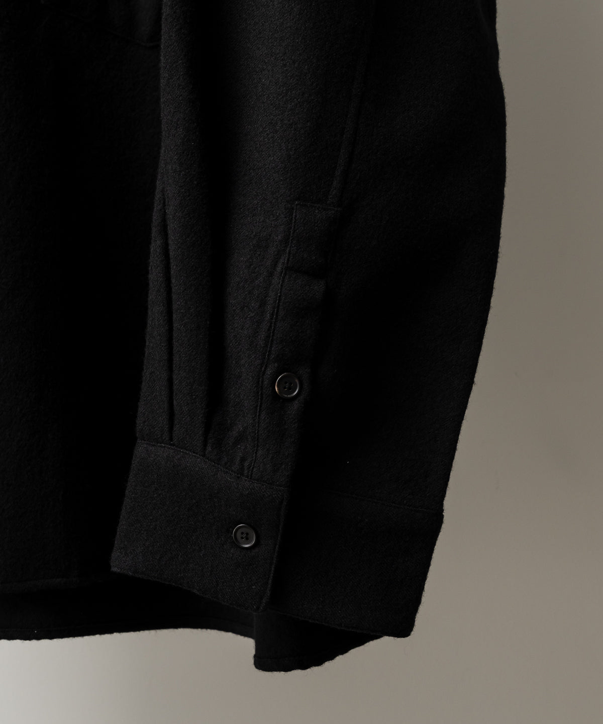 SHRINK WOOL NO-COLLAR TAILORED SHIRT
