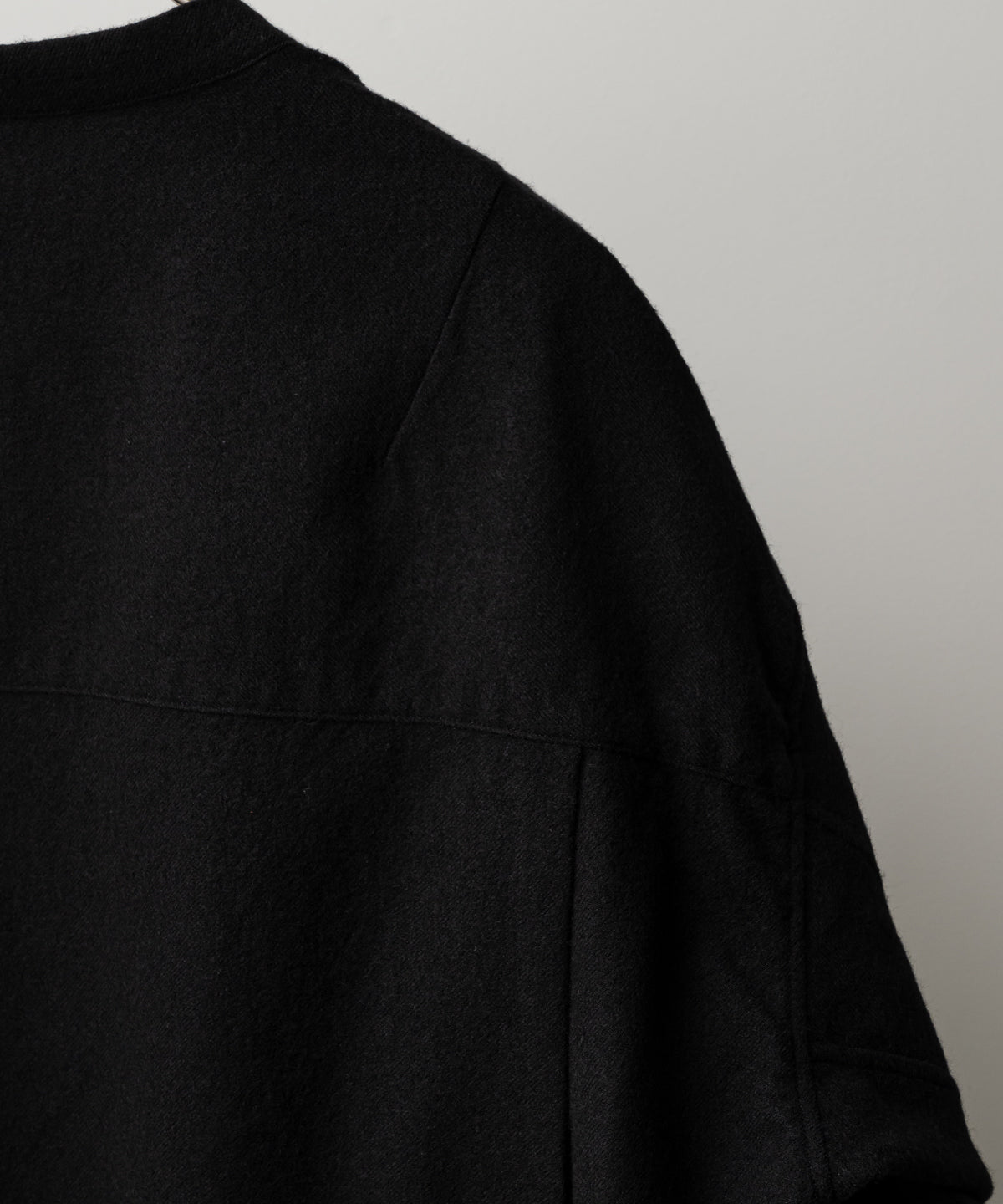 SHRINK WOOL NO-COLLAR TAILORED SHIRT