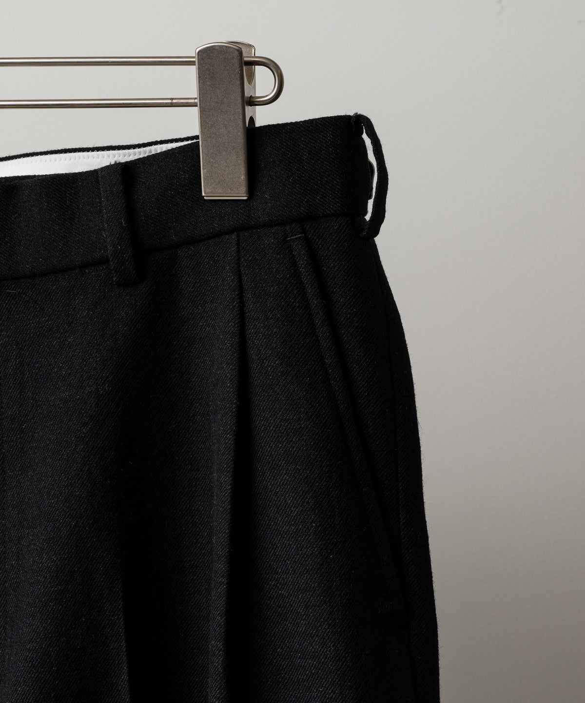 SINGLE PLEAT WIDE TROUSERS