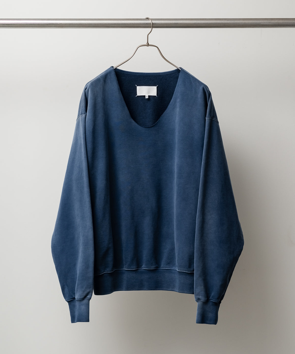 【店舗限定商品】WASHED V-NECK SWEATSHIRT