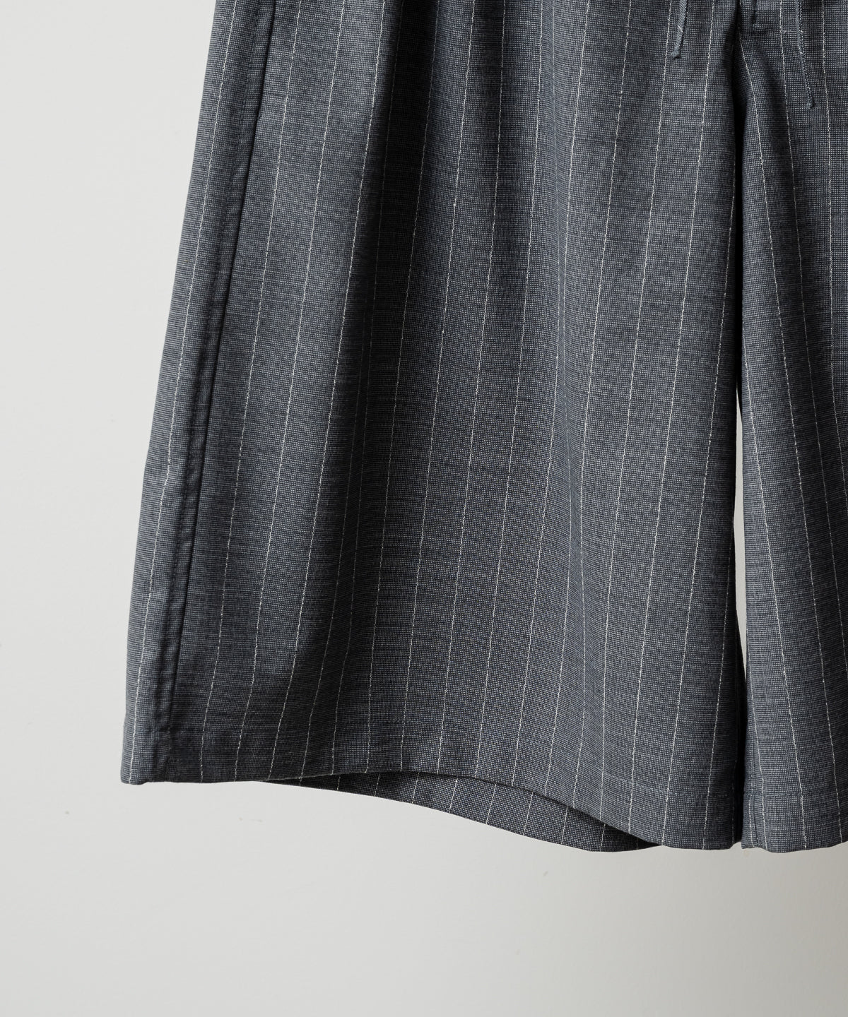 RESEARCHED 3/4 EASY SLACKS / WOOL SATIN CHALK STRIPE