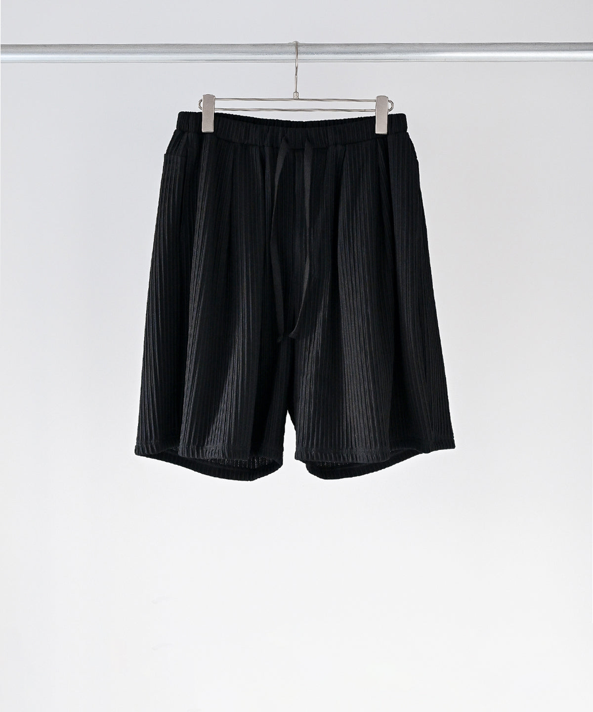 WRINKLED STRIPE TUCK SHORT PANTS