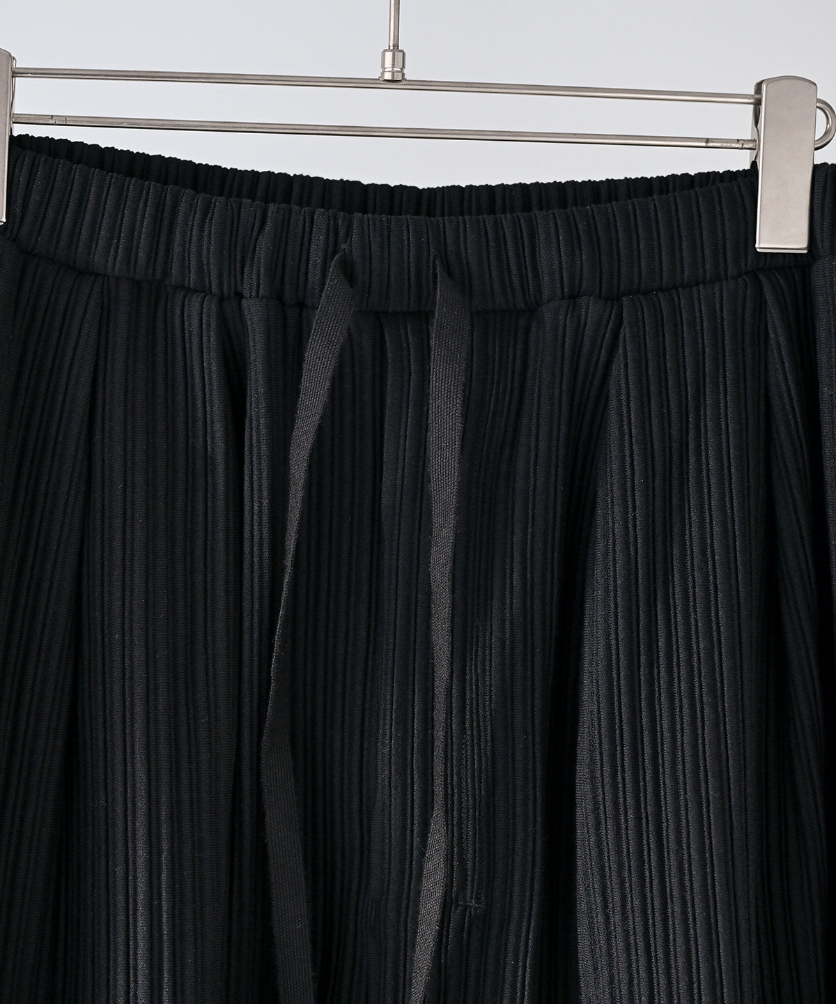 WRINKLED STRIPE TUCK SHORT PANTS
