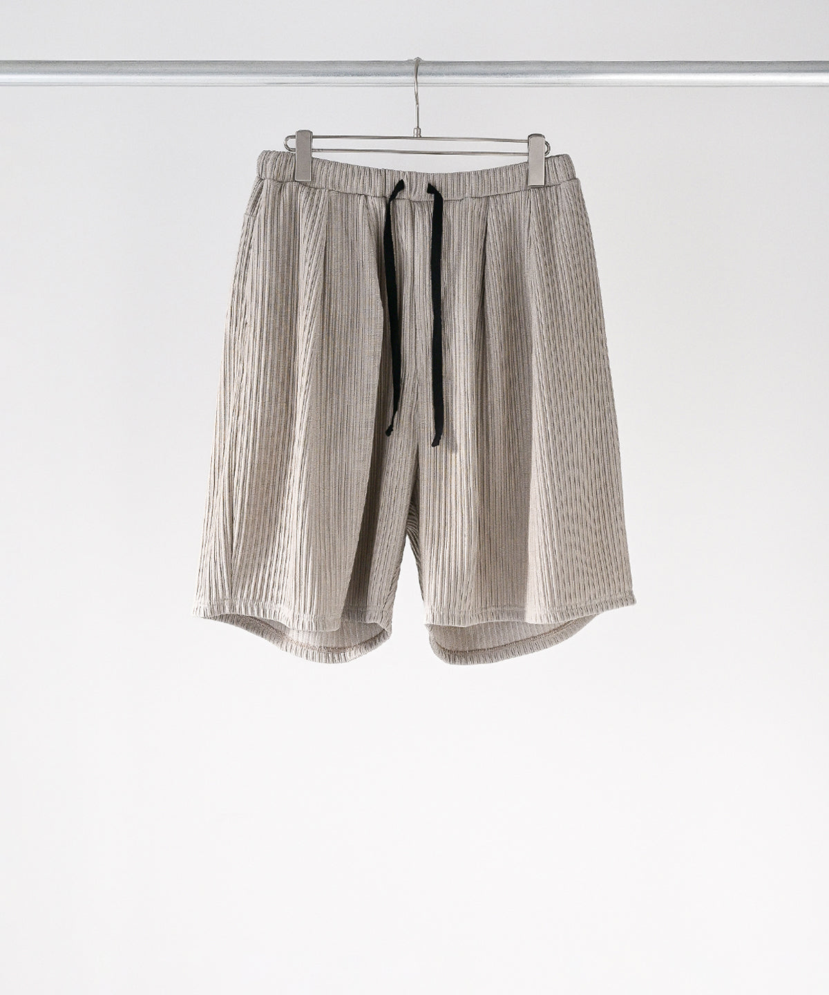 WRINKLED STRIPE TUCK SHORT PANTS
